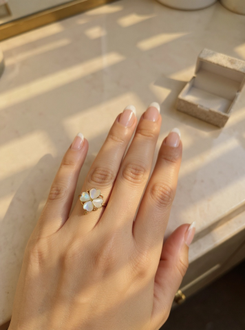 İncimsi Çiçek Model Dönen Gold Renk Stres Yüzüğü (Çiçek Figürü Dönmektedir)