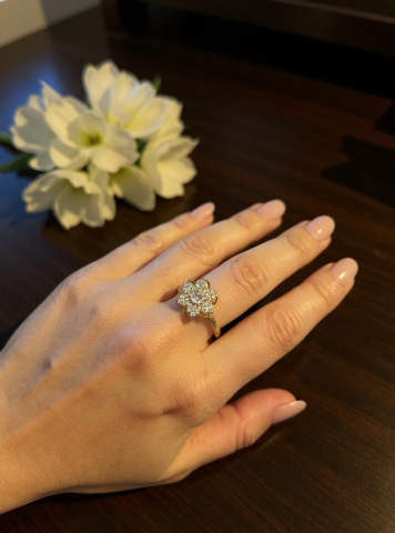 Kristal Çiçek Model Dönen Gold Renk Stres Yüzüğü (Üzerindeki Figür Dönmektedir)