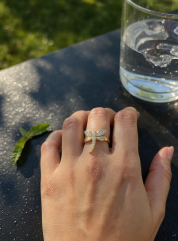 Yusufçuk Figürlü Taşlı Dönen Gold Renk Stres Yüzüğü (Yusufçuk Figürü Dönmektedir)